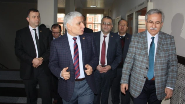 Meclisin yarısı gelmedi