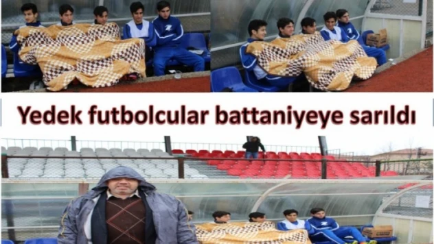 Yedek futbolcular battaniyeye sarıldı