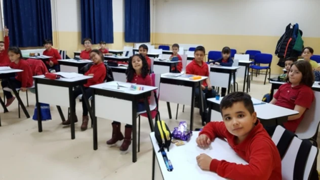 İlkokul öğrencilerine üniversitede İngilizce kursu