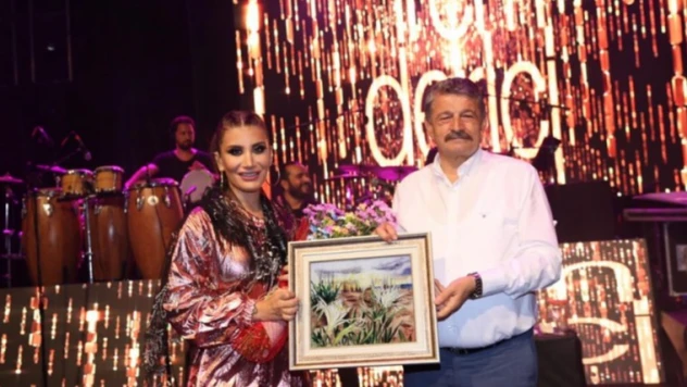 İnkumu'nda İrem Derici ve Lara rüzgarı esti