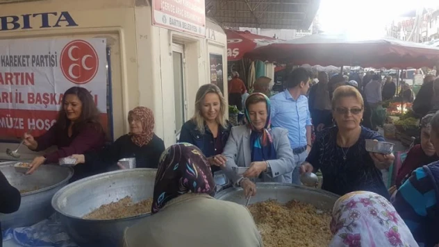 MHP'Lİ KADINLARDAN AŞURE İKRAMI