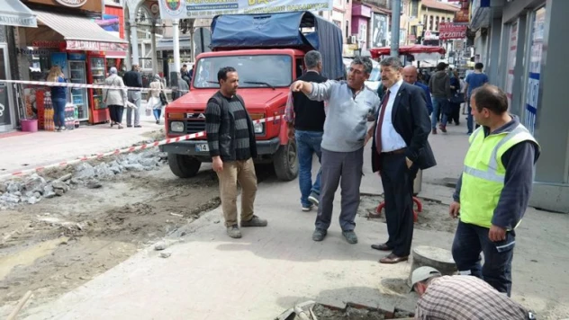 Caddede Çalışmalar Devam Ediyor