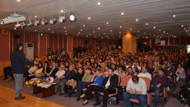 Üniversite öğrencilerine Sağlıklı Gelecek Gençlerle Gelecek semineri