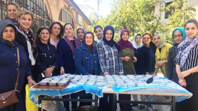 AK Partili kadınlardan aşure ikramı