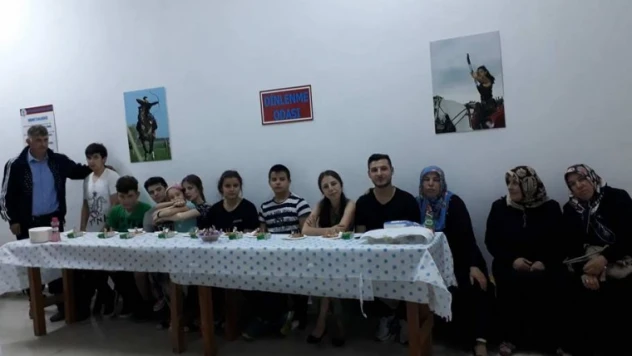 Dernek, bayramı öğrencileriyle kutladı