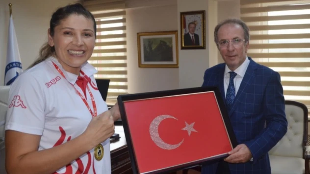 REKTÖR UZUN'DAN AVRUPA ŞAMPİYONU DEMİR'E TEBRİK