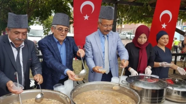 Şahin ve Altunok'tan halka aşure ikramı