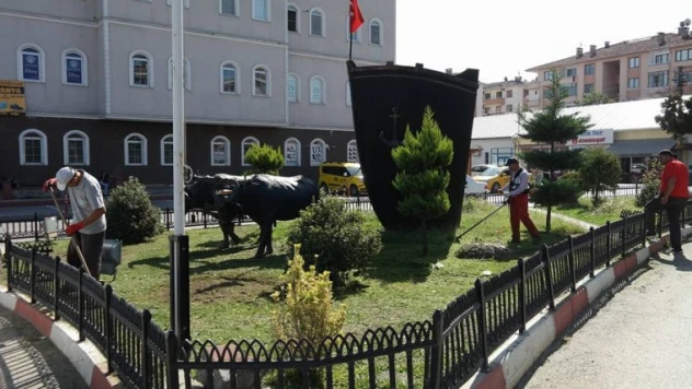 YEŞİL ALANLARDA YABANİ OT TEMİZLİĞİ YAPILIYOR