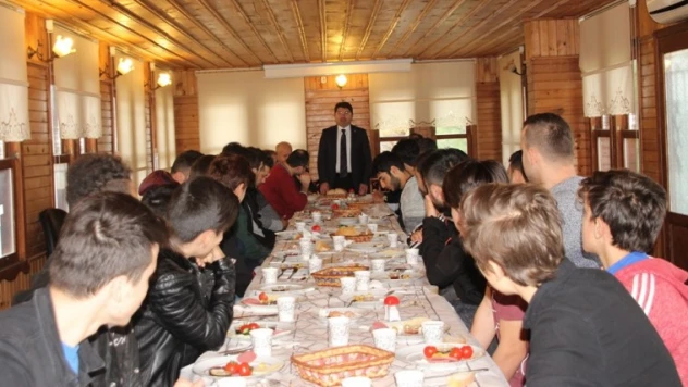 TUNÇ, KOZCAĞIZSPOR'LU FUTBOLCULARLA BİR ARAYA GELDİ