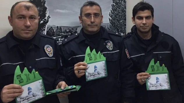 Aydınlı öğrencilerden emniyette anlamlı hediye