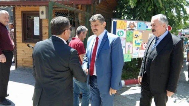 Akın, 'Gökkuşağı anaokulu'nun düzenlemiş olduğu yıl sonu sergisi açılışına katıldı'.