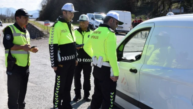 Trafik polisleri yeni üniformalarla görev başında