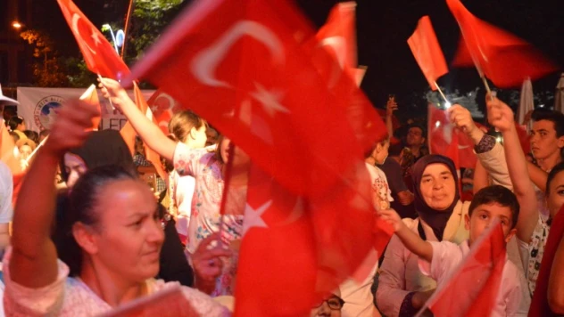 BARTINLILAR ŞEHİTLERİ ANDI, DARBEYİ LANETLEDİ