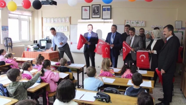 AK Parti'den miniklere Türk Bayrağı hediyesi