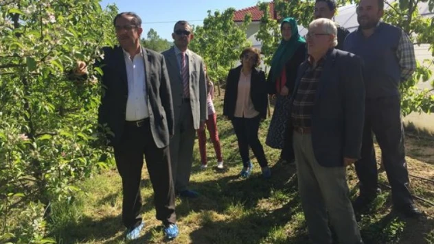 Bayram'dan elma bahçesinde inceleme