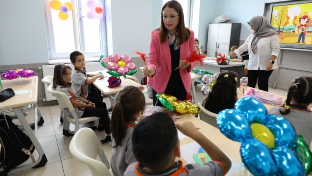 İlk derslerinde yalnız bırakmadı