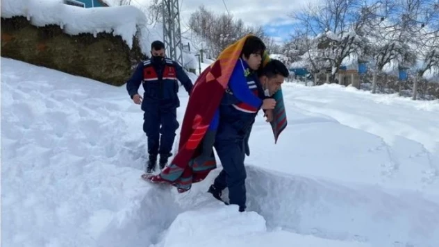 Jandarma aileyi sırtında taşıdı