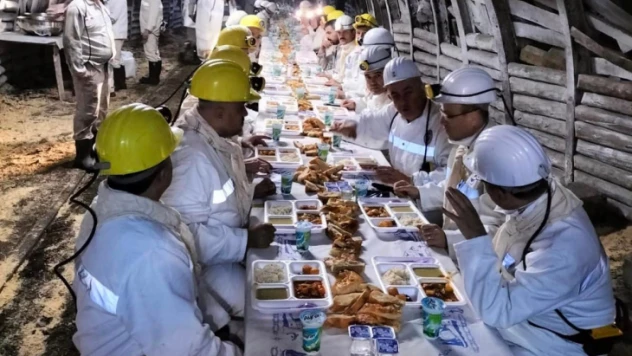 Madencilerle yer altında iftar yaptılar