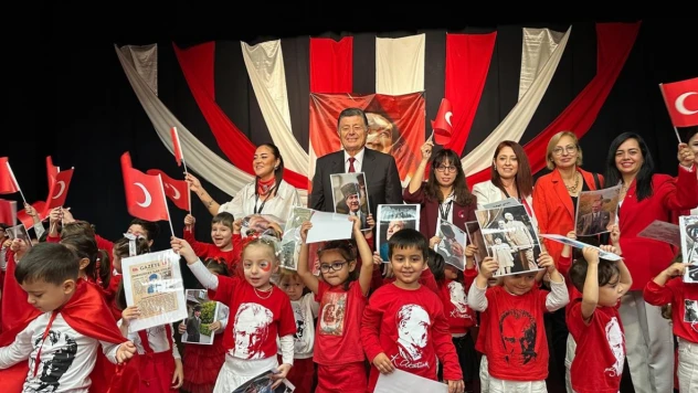 Minik Öğrencilerden Cumhuriyet Gösterisi