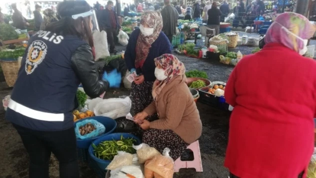 Polisten kadına şiddetle mücadele bilgilendirmesi