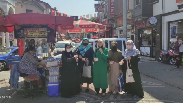 Saadet Partisi Kadın Kolları'ndan vatandaş ve esnafa Aşure ikramı