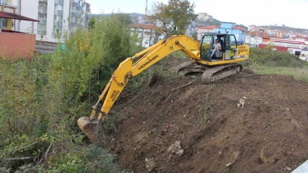 Selbasan Sokak'ta dere yatağı temizliği yapılıyor