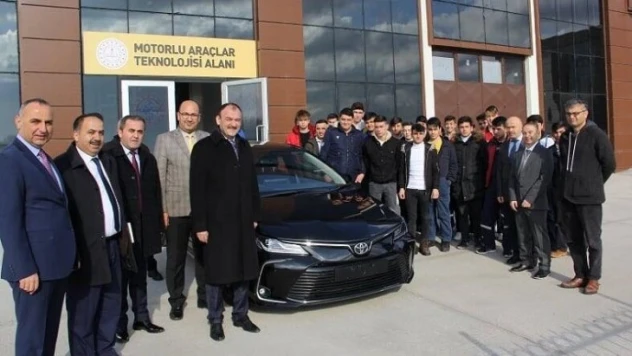 Toyota'dan meslek lisesine araç desteği