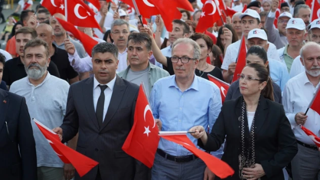 Uzun 'Yarınlarımızı aydınlatmaya devam edeceğiz'