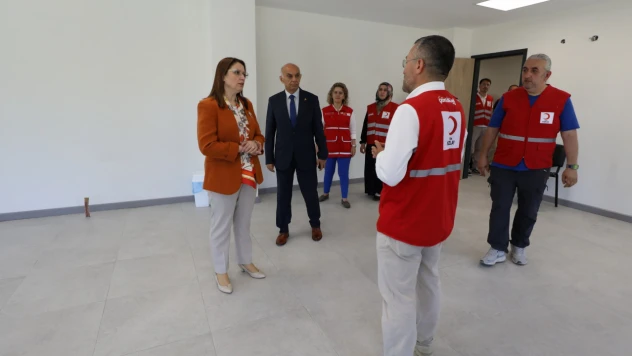 Vali Arslan Türk Kızılay'ın yeni binasını inceledi