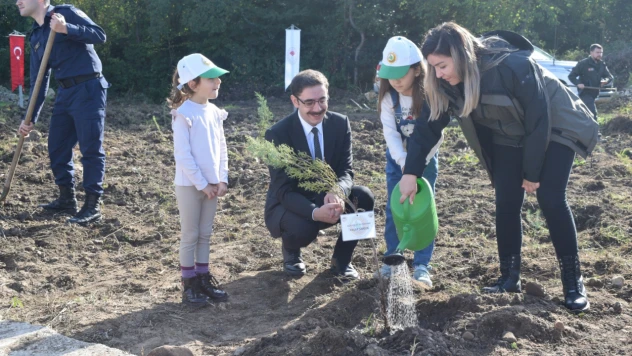 Vatandaşlar ve Öğrenciler Gelecek İçin Fidan Dikti