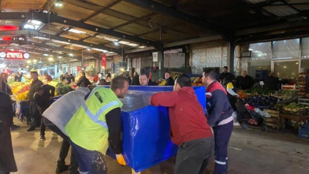 Yangınzede pazarcılara tezgah desteği
