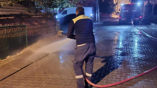 Yol ve kaldırımlar hijyen için yıkanıyor