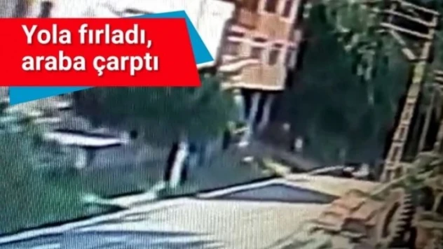 Yola fırlayan çocuğa araba çarptı Kaza anı kameraya yansıdı