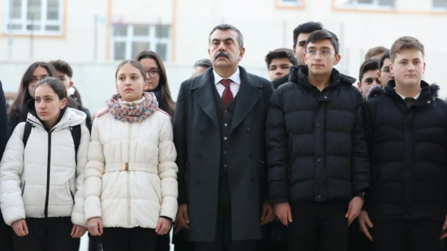 Öğrenciler Deprem Şehitleri İçin Saygı Duruşunda Bulundu