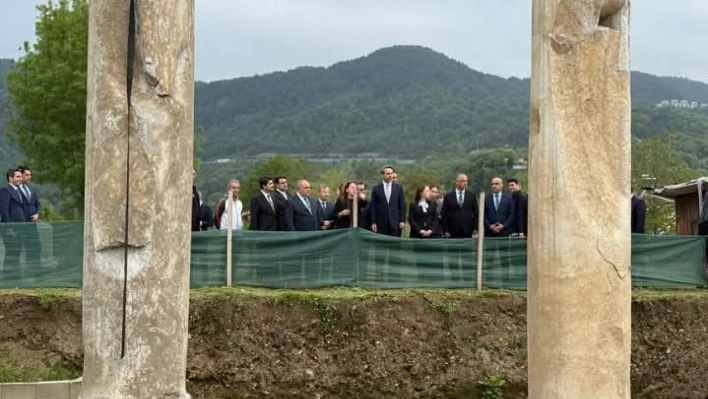 Bakan Bayraktar kazı alanında incelemelerde bulundu