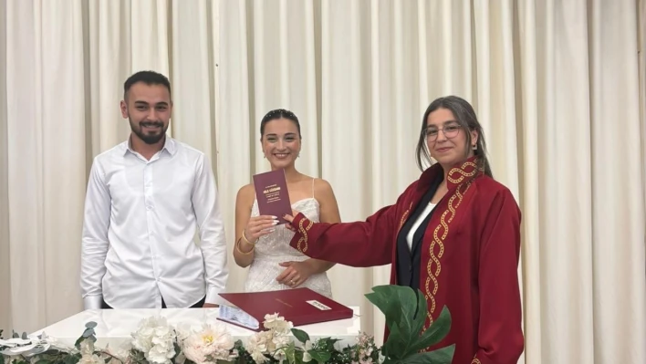 Bartın Belediyesi'nde 14 yıl aradan sonra yeniden kadın nikâh memuru göreve başladı.