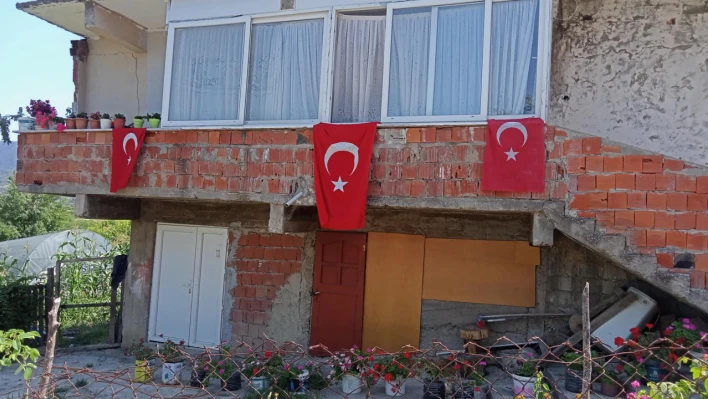 Bartın'da evler ay yıldızla donatıldı