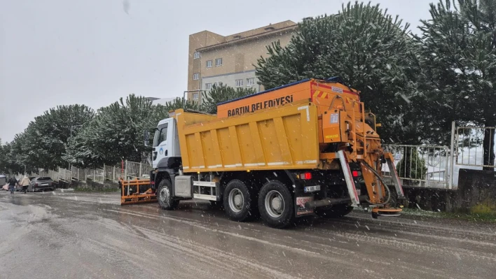 Bartın'da kar yağışı etkili oldu, ekipler teyakkuza geçti