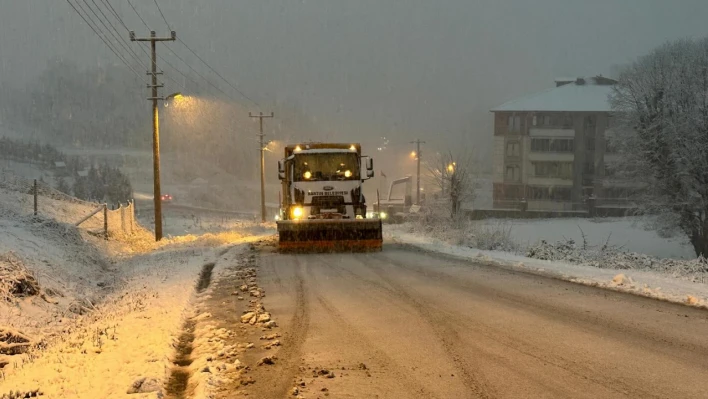 Bartın'da kar yağışı etkili oldu, onlarca köy yolu kapandı