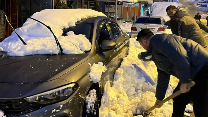 Başkan işçilerle beraber kar küredi