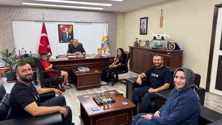Başkan Uzun şampiyonları ağırladı