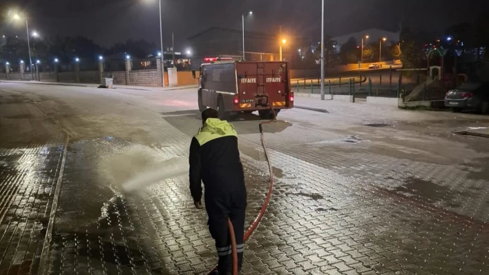 Cadde ve sokaklar tazyikli su ile yıkanıyor