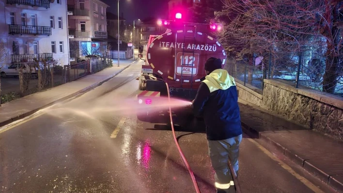 Cadde ve sokaklarda yıkama çalışması sürüyor