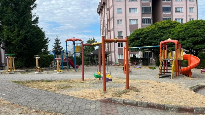 Çocuk oyun parklarında bakım ve onarım çalışmaları sürüyor