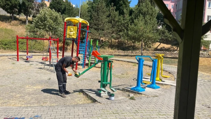 Çocuk parklarında bakım ve onarım çalışması sürüyor