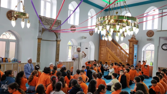 Çocuklar Bilgi Yarışmaları ve Hediyelerle Mevlid-i Nebi'yi Kutladı