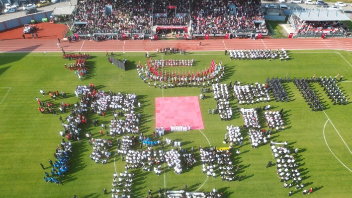 Cumhuriyet coşkusu, Atatürk Stadyumu'ndaki programla doruğa ulaştı