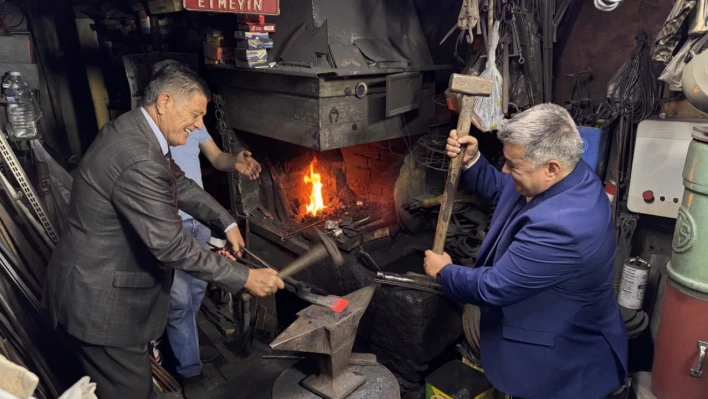 Demirciler çarşısı esnafı güne dua ile başladı