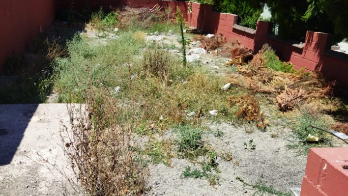 Demirciler Mahallesi'nde ki eski park alanı çöp yuvasına döndü