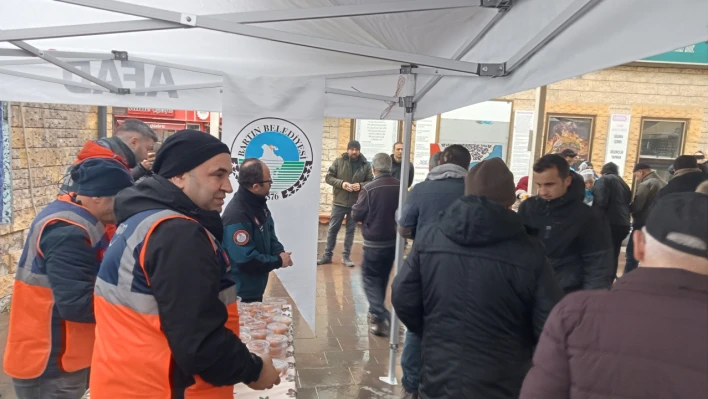 Depremde hayatını kaybeden vatandaşlar için lokma döküldü